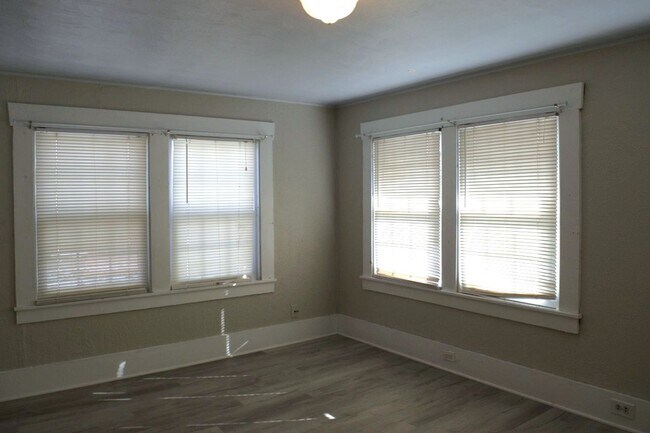 Building Photo - Conveniently Located 3 Bed 2 Bath House