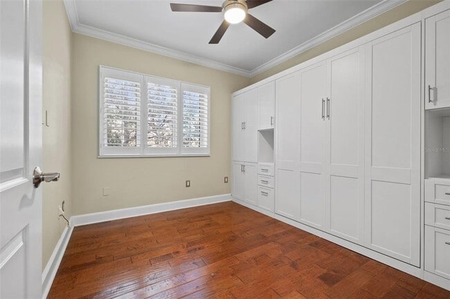 Building Photo - 300 Beach Dr NE