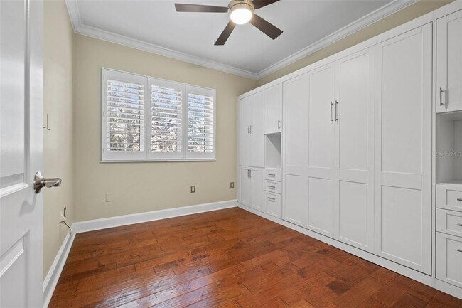 Building Photo - 300 Beach Dr NE