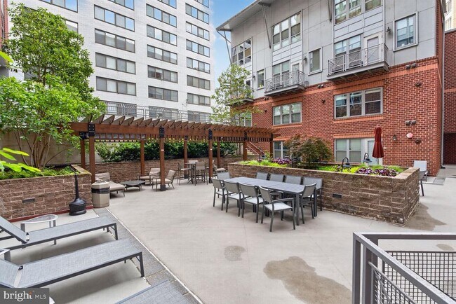 Building Photo - 1300 N St NW