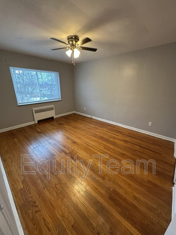 Building Photo - 5933 Oakwood Ave