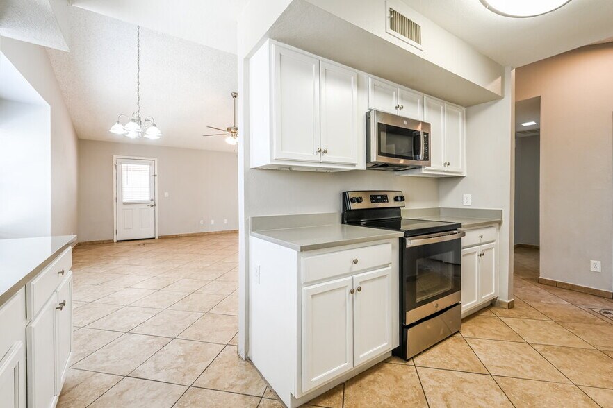 Building Photo - 4467 W Yorkshire Dr