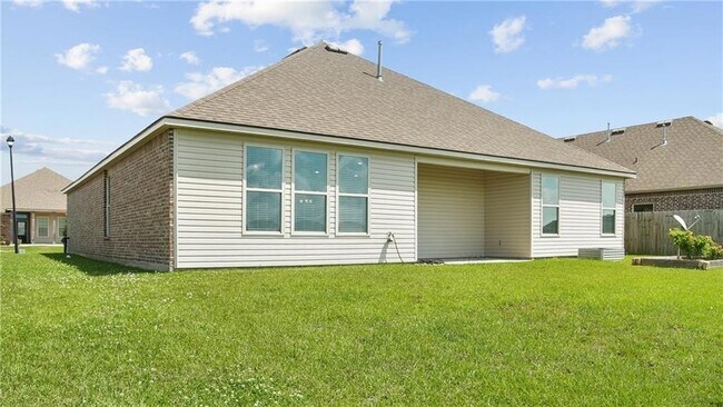 Building Photo - 440 W Lake Dr