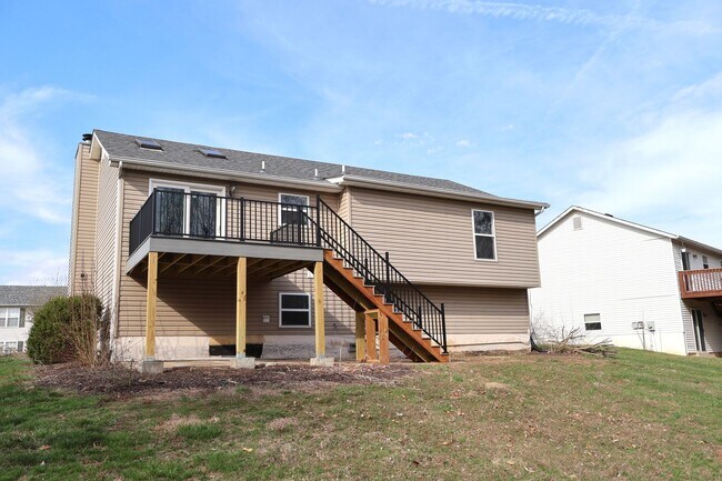 Building Photo - Beautiful 3 Bed 2.5 Bath w/2 Car Oversized Garage