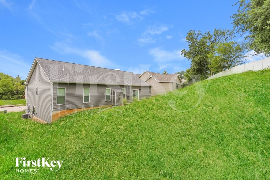 Building Photo - 413 Bittersweet Dr