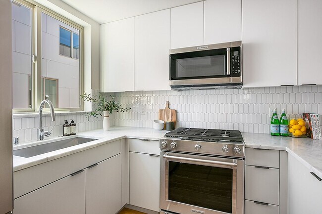 Building Photo - 2Bd/2.25Ba Seattle Townhome
