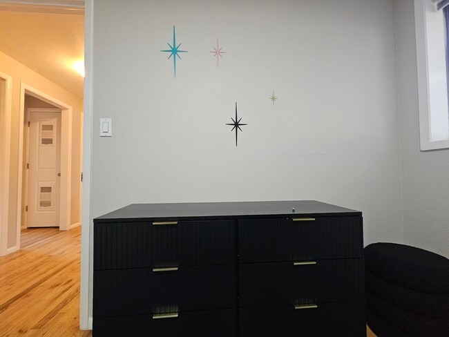 Building Photo - Fully Furnished Mid Century Charmer- month to month/midterm/short term, 3 bedrooms, highly desira...