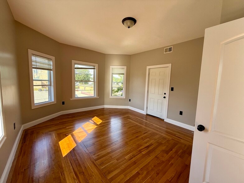 Building Photo - 615 N Montello St