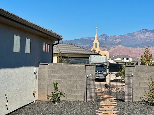 Building Photo - Beautiful Modern 5 Bedroom Furnished Home!!