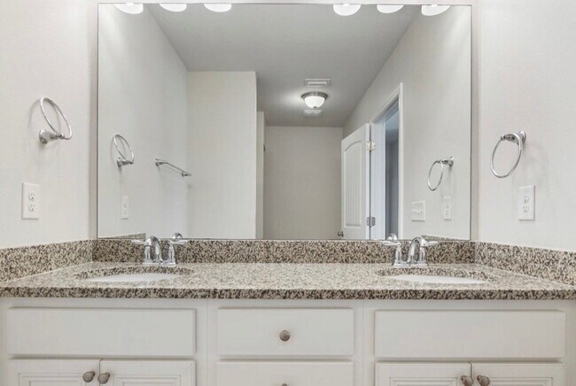 Building Photo - Welcome to 1881 Point Dr.!