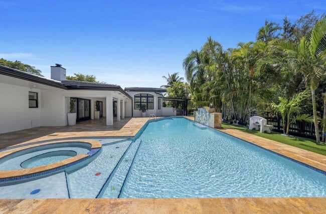 Building Photo - 5120 Carillo St