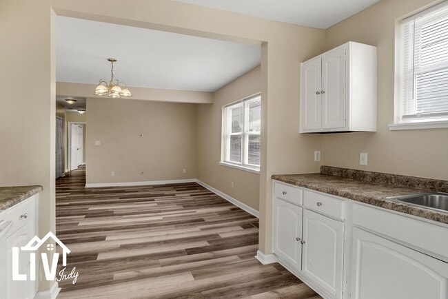 Building Photo - 2 Bed, 1 Bath Pet-Friendly Apartments!