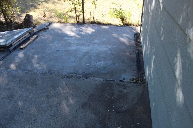 Building Photo - 3 or 4 bedrooms! Your Choice!