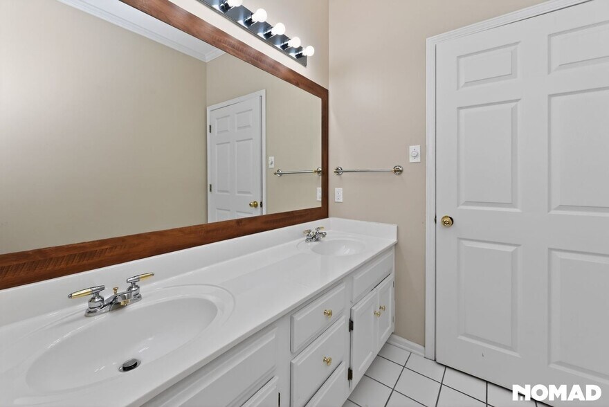 Building Photo - 1219 Loyola Dr