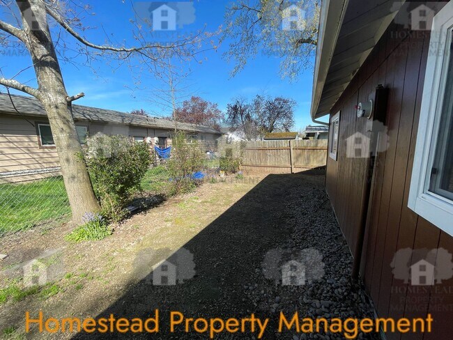 Building Photo - 672