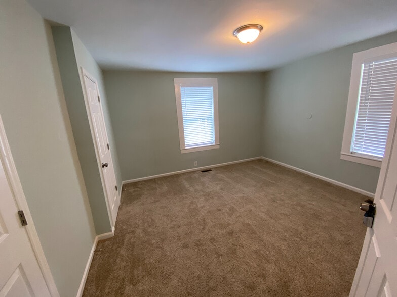 Building Photo - Room in House on Chester St