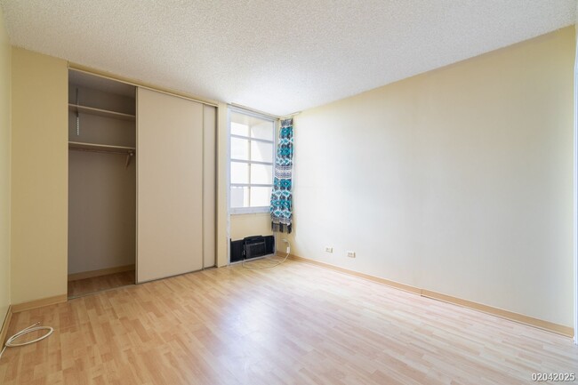 Building Photo - $2500 / Salt Lake - 2 Bed/ 2 Bath a peekab...