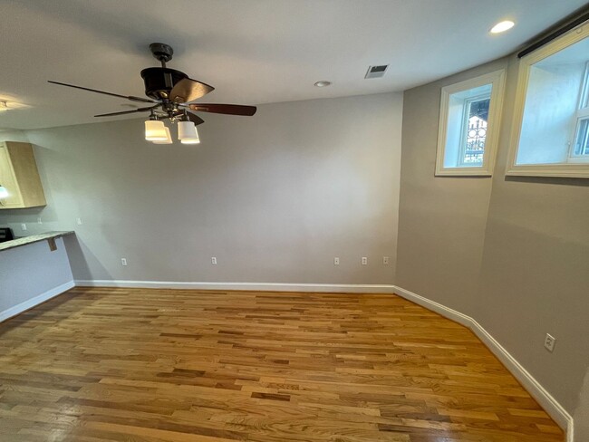 Building Photo - Columbia Heights living! 1 bedroom plus DE...