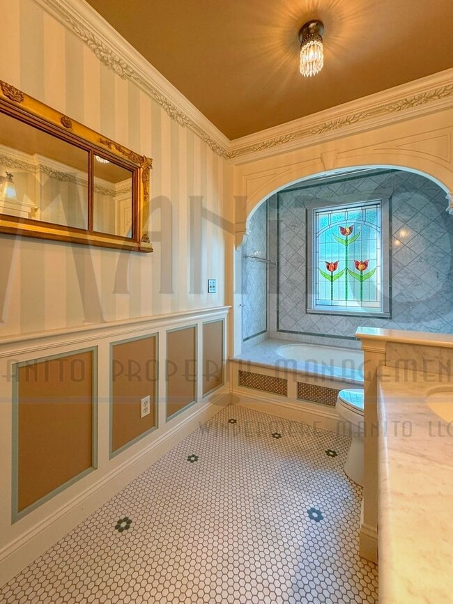 Building Photo - South Hill Swank