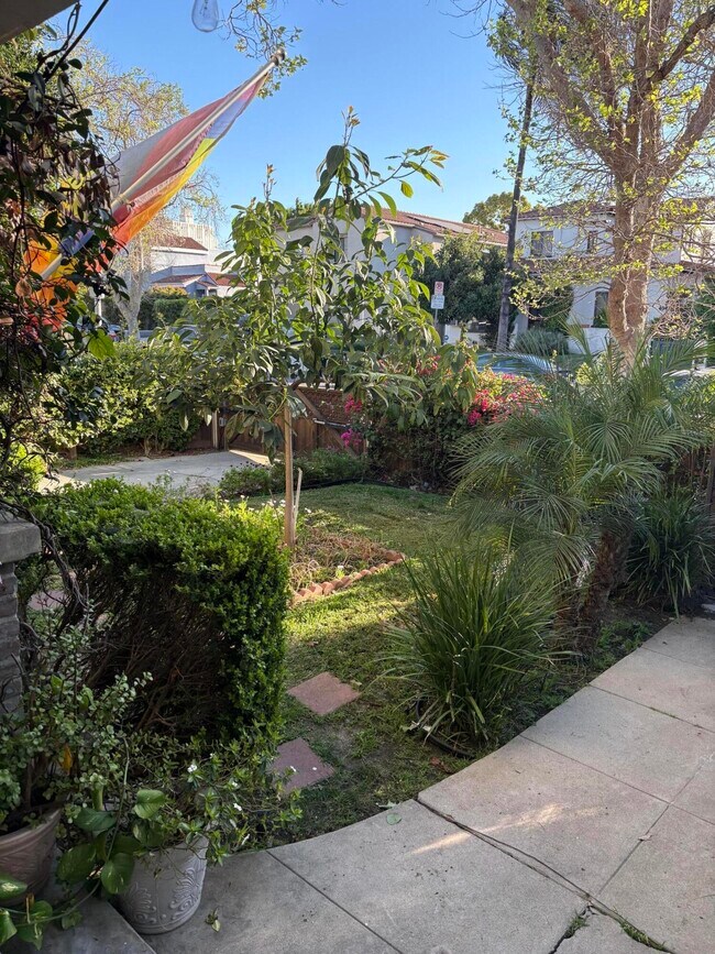 Building Photo - 839 N Orange Dr