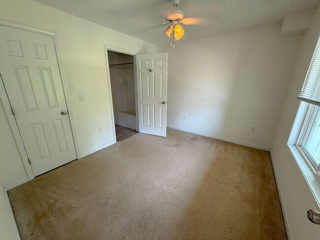 Building Photo - 4 Bed 4 Bath Condo with New carpet available now!!!