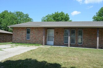 Building Photo - 201-203 Maple Grove Way