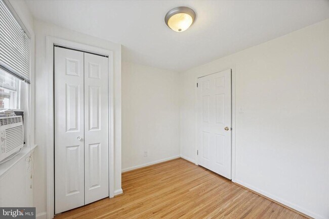 Building Photo - 519 Acorn St