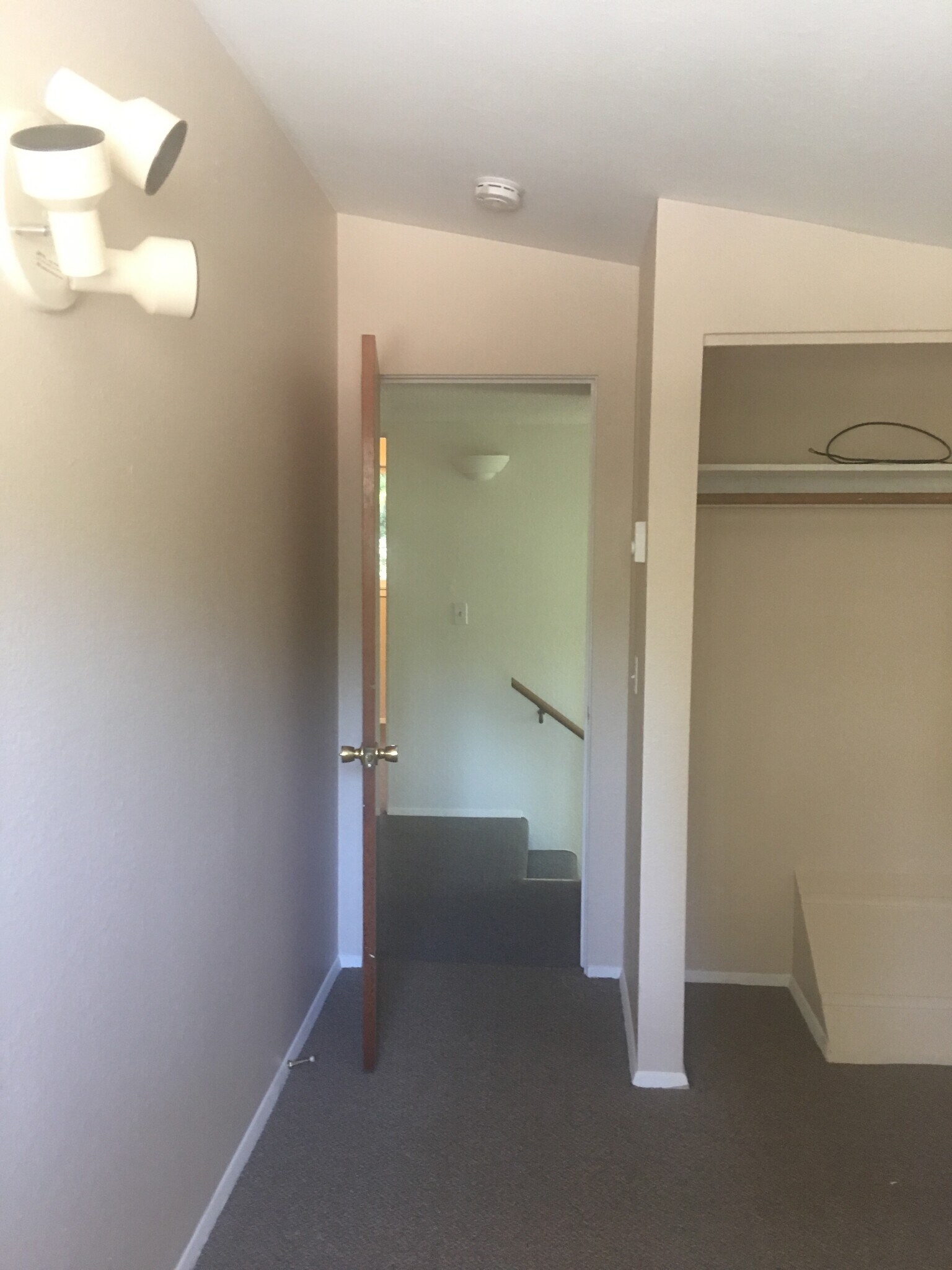 Building Photo - 1165 NE Harvey Rd