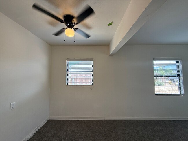 Building Photo - Beautifully cared for 2 bed 1 bath home located in NE Heights in Albuquerque.
