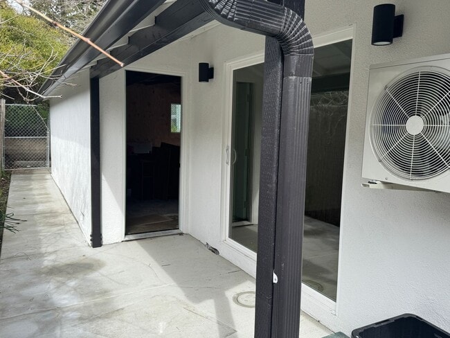 Building Photo - 2 Bedrooms, 1 Bath, Garage, Washer and Dryer Hookups