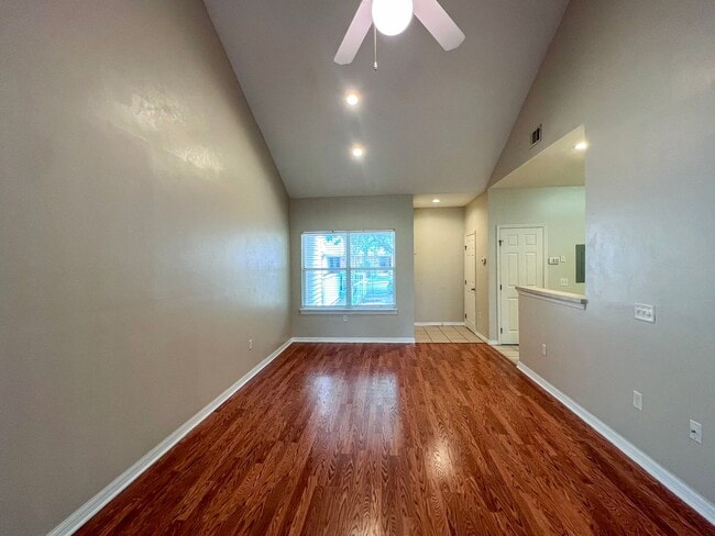 Building Photo - 1/1 Condo in the Greens at West End - Available mid-June!