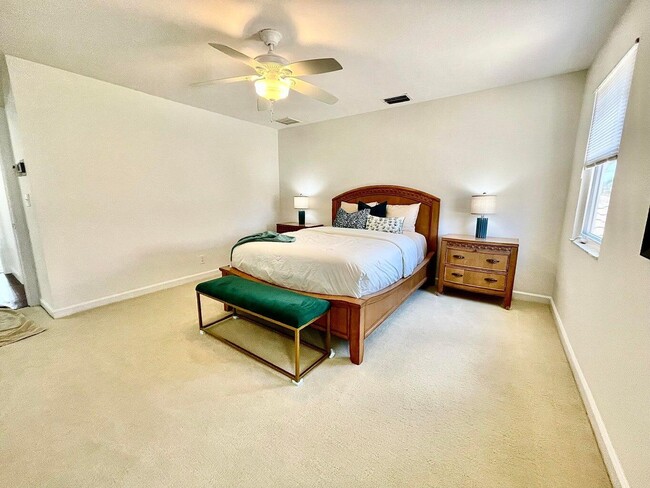 Building Photo - 3567 Commodore Cir