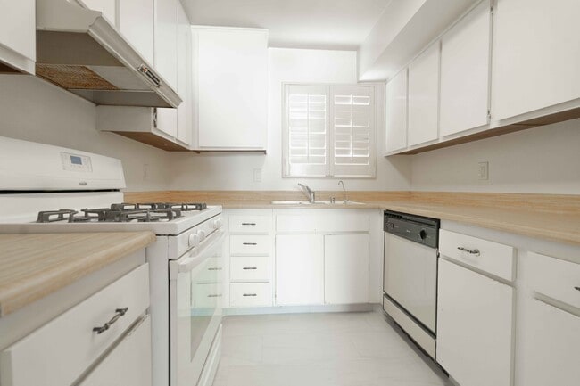 Building Photo - 10506 Sunland Blvd