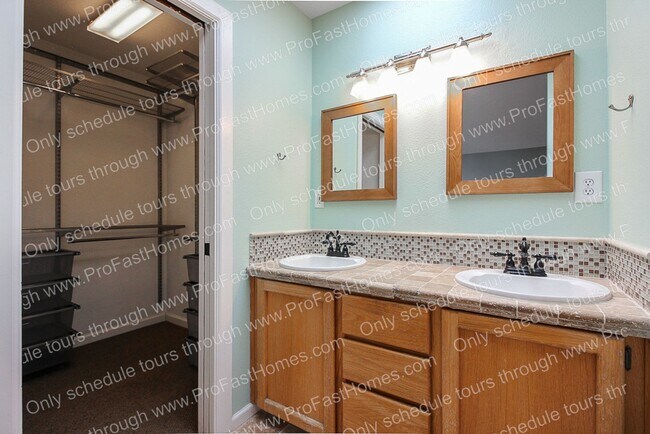 Building Photo - 12144 SW Anton Dr