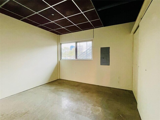 Building Photo - 601 Brushy St