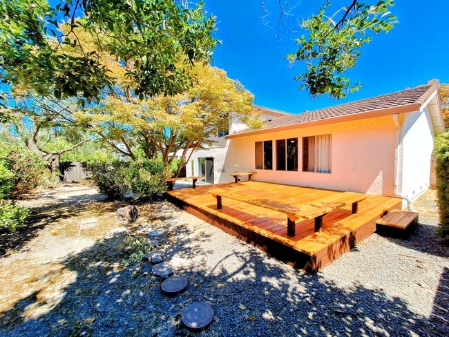 Building Photo - Spacious 4bd Tri-Level Home w/Central Heat...