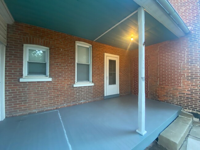 Building Photo - 566 Main St
