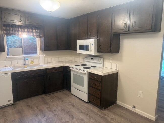 Building Photo - Great 3 bedroom 2 bath home some utilities included