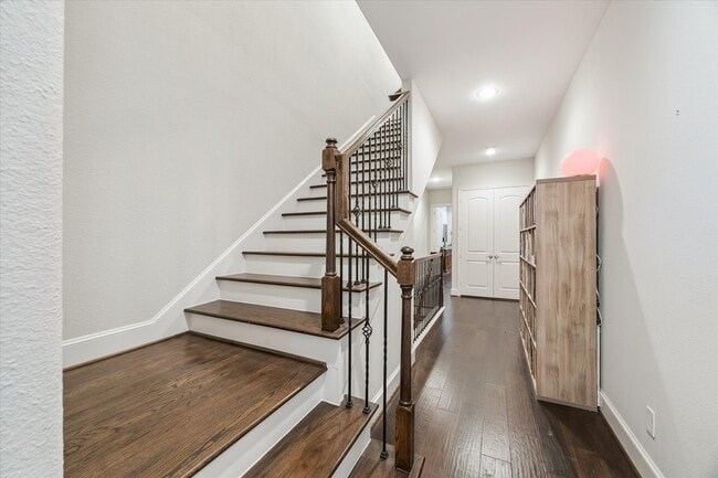 Building Photo - 4415 Marina St