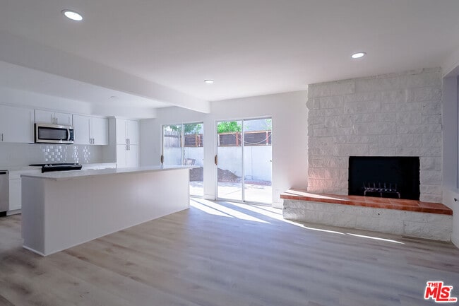 Building Photo - 823 S Detroit St