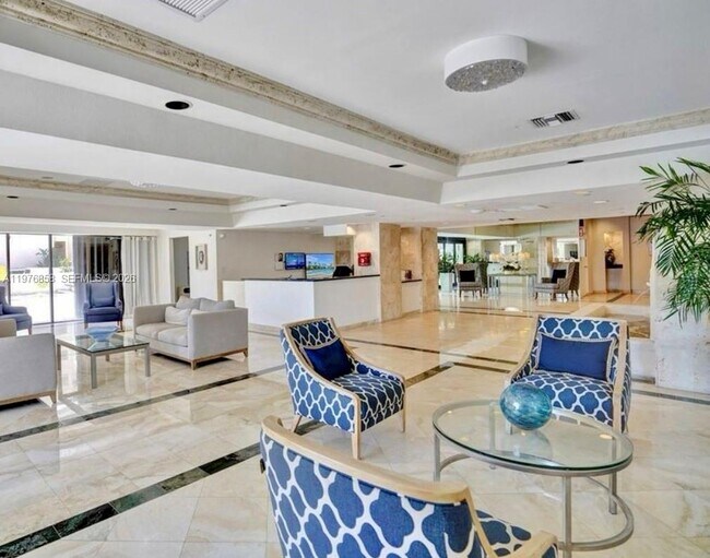 Building Photo - 2625 Collins Ave