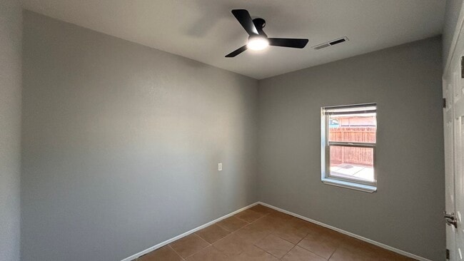 Building Photo - 1337 W Orangeburg Ave