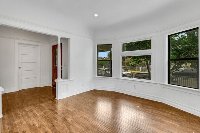 Building Photo - 1492 W 28th St
