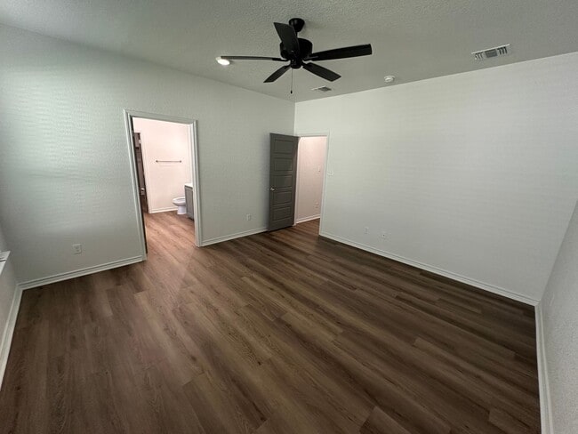 Building Photo - AVAILABLE NOW!