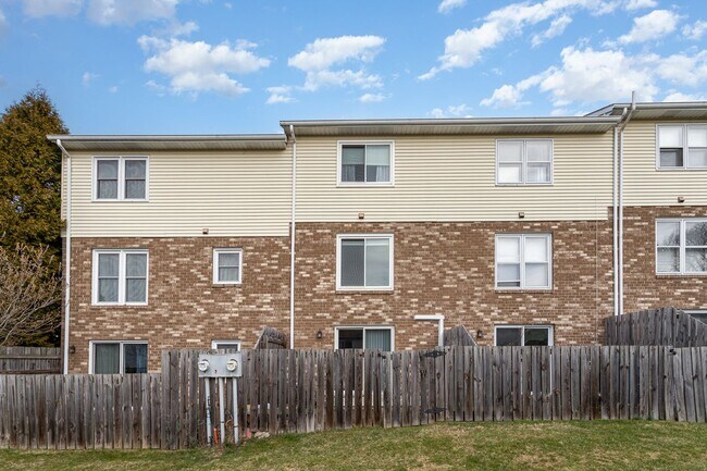 Building Photo - 617 Allenview Dr