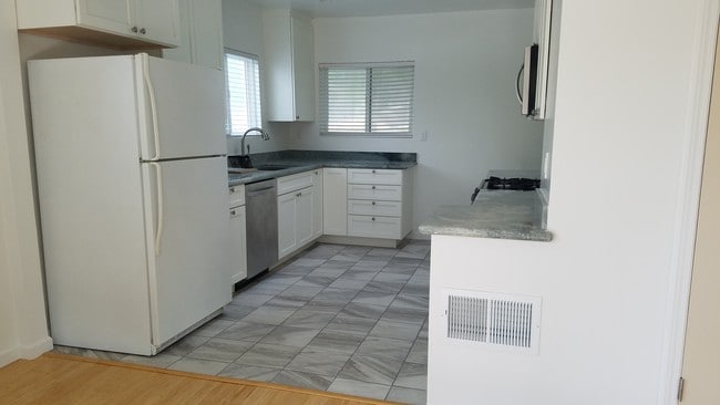Kitchen - 20894 Waveview Dr