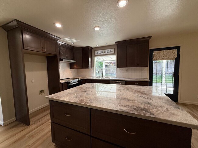 Building Photo - Nicely updated 4-bedroom in Oakdale!