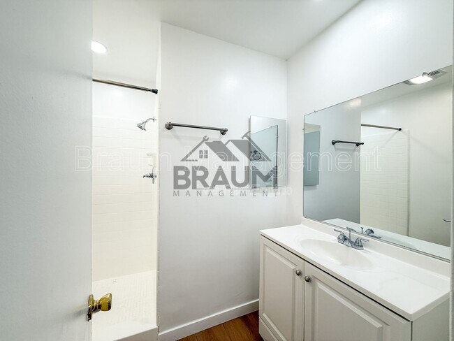 Building Photo - 6039 Whitsett Ave