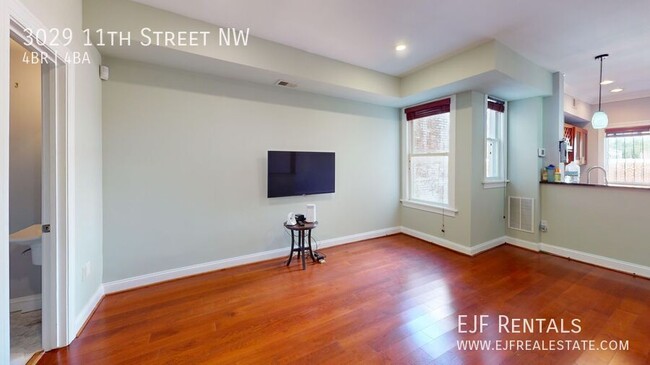 Building Photo - Columbia Heights Four Story Row home for R...