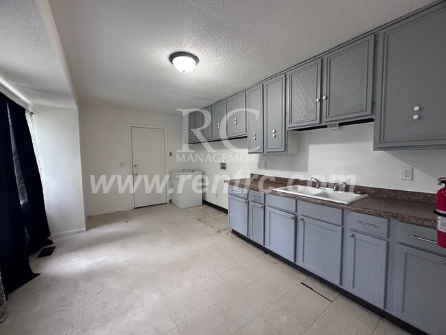 Building Photo - 1007 Shasta-